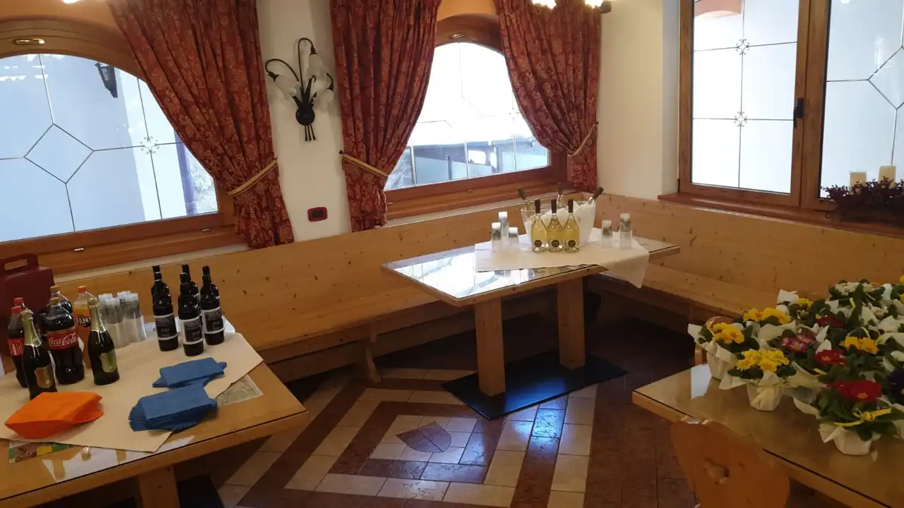Il bancone del bar con bottiglie di vino e bicchieri