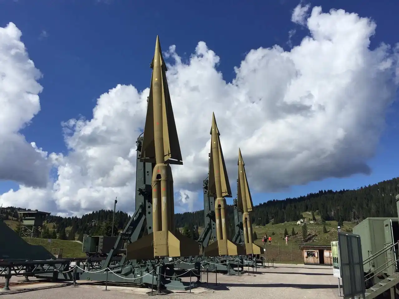 I missili Nike Hercules bianchi puntati verso il cielo a Base Tuono, Passo Coe