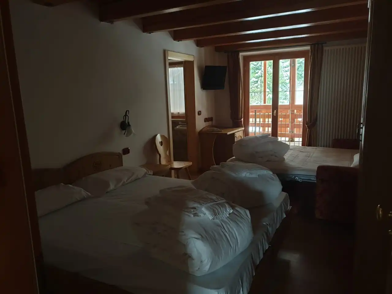 Camera Quadrupla con due letti affiancati, porta finestra sul terrazzo e bagno privato