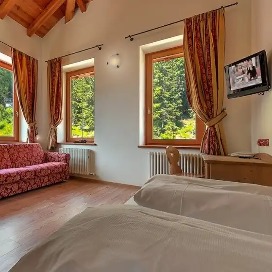 Camera con divano rosso