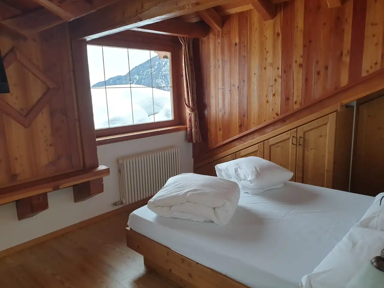 Camera con boiserie e vista sulle montagne