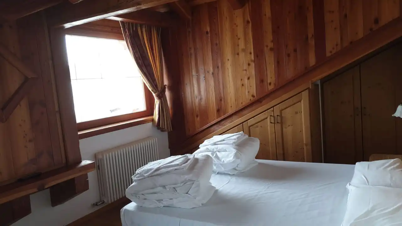 Camera con testiera in legno