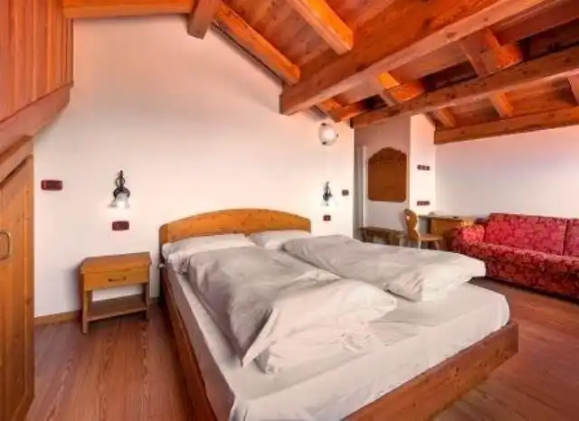Camera con soffitto in legno