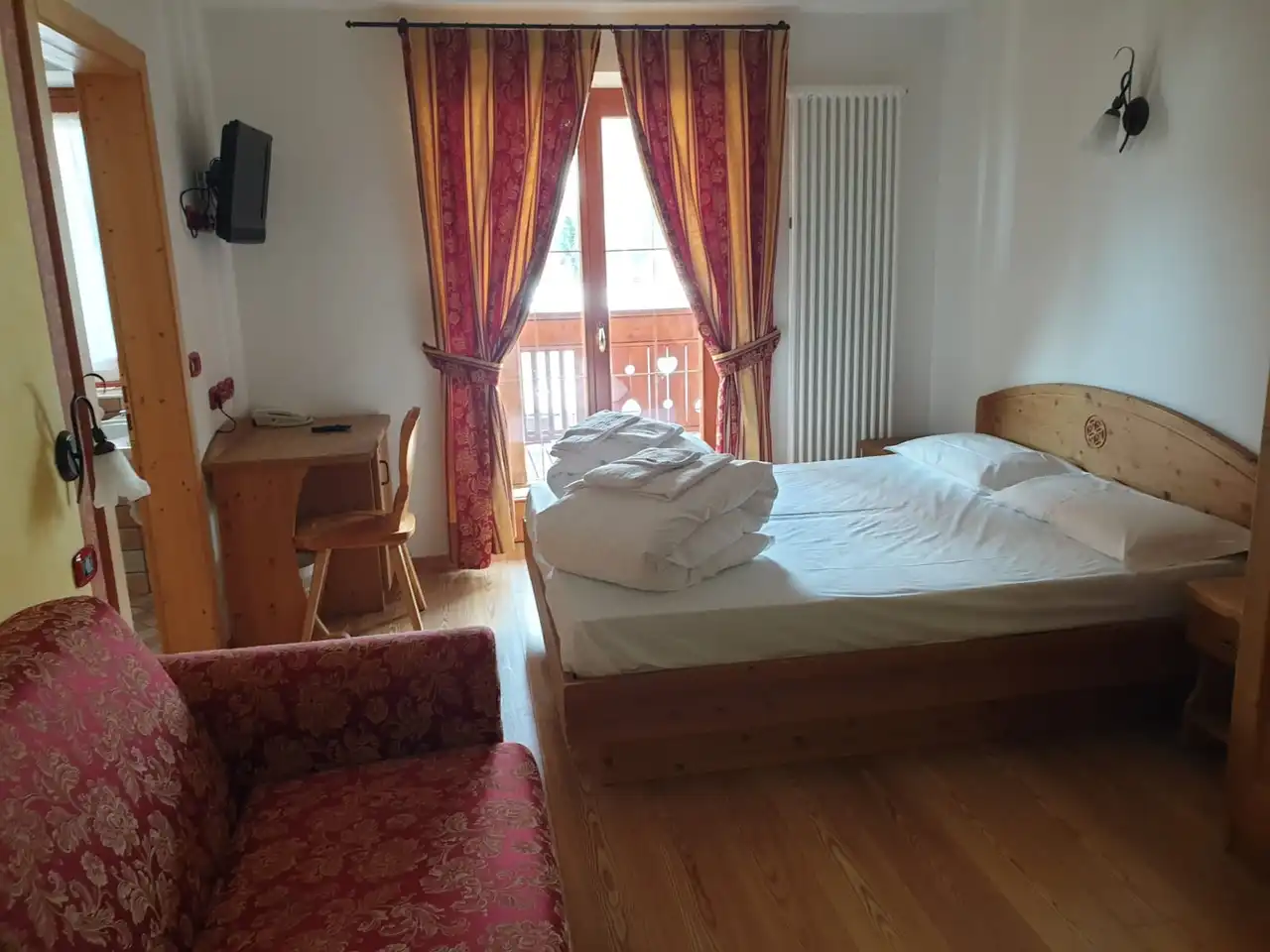 Camera Superior: Da 18 mq con terrazzo e possibilità di terzo letto.