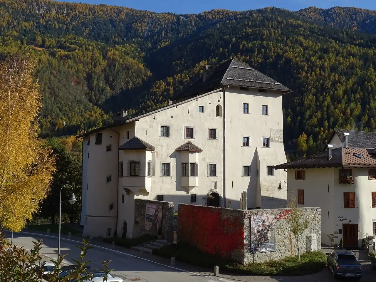 Castel Caldes all'imbocco della Val di Sole, sopra il fiume Noce