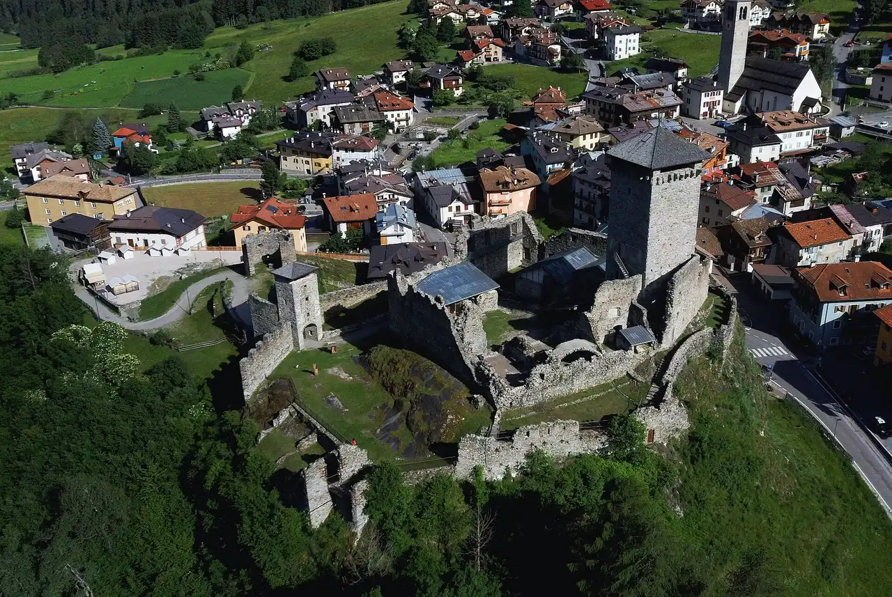 Il Castello di San Michele a Ossana visto dall'alto, con il borgo raccolto ai suoi piedi