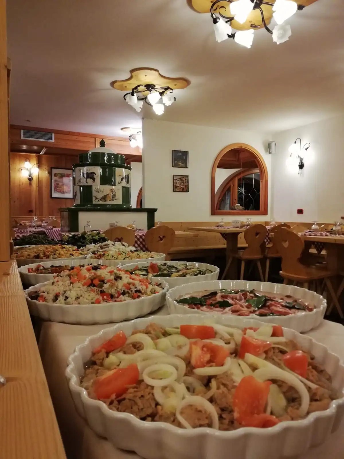 Il buffet della colazione con dolci fatti in casa e frutta fresca