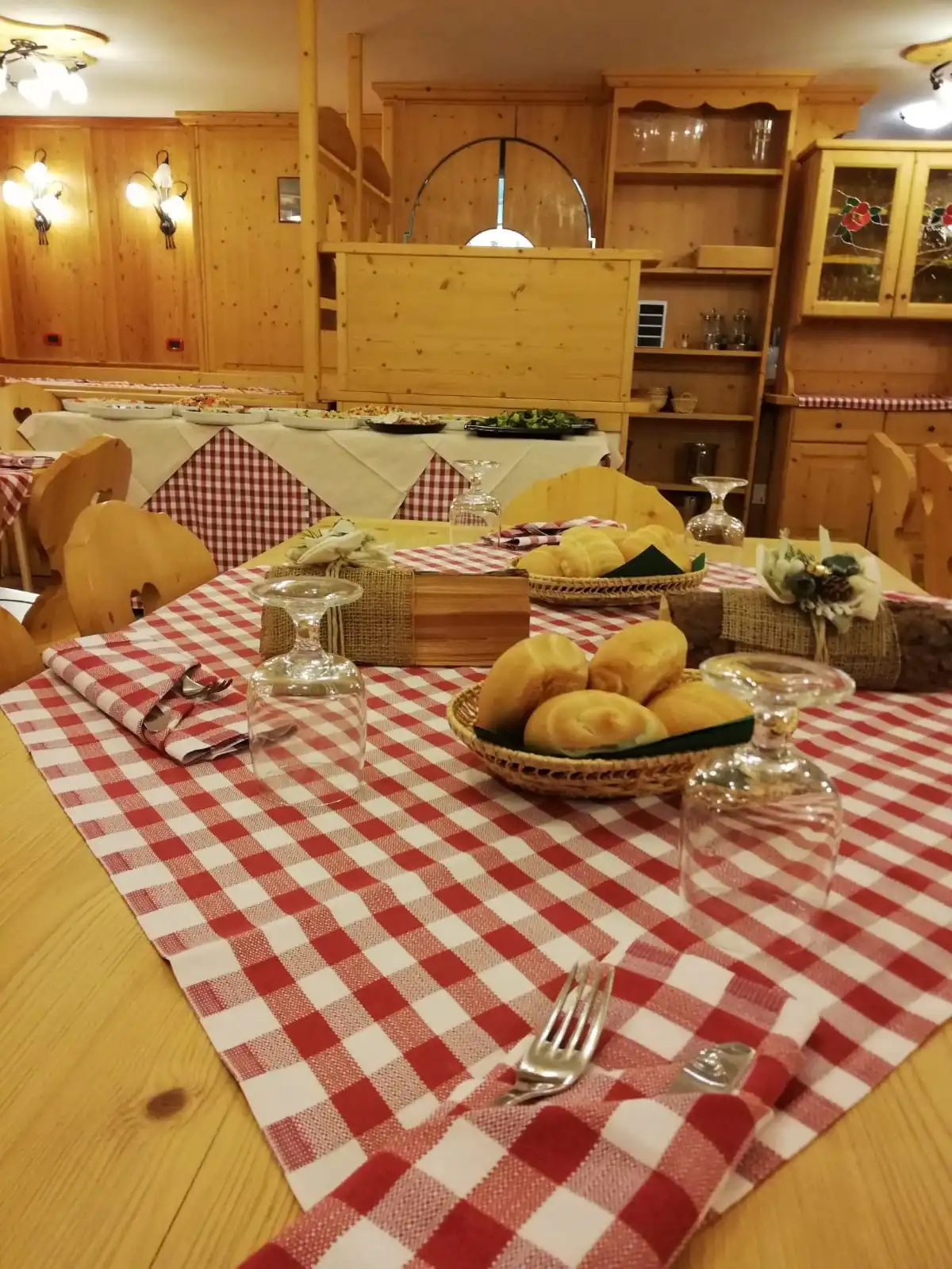 Un tavolo apparecchiato per la colazione con pane e marmellate