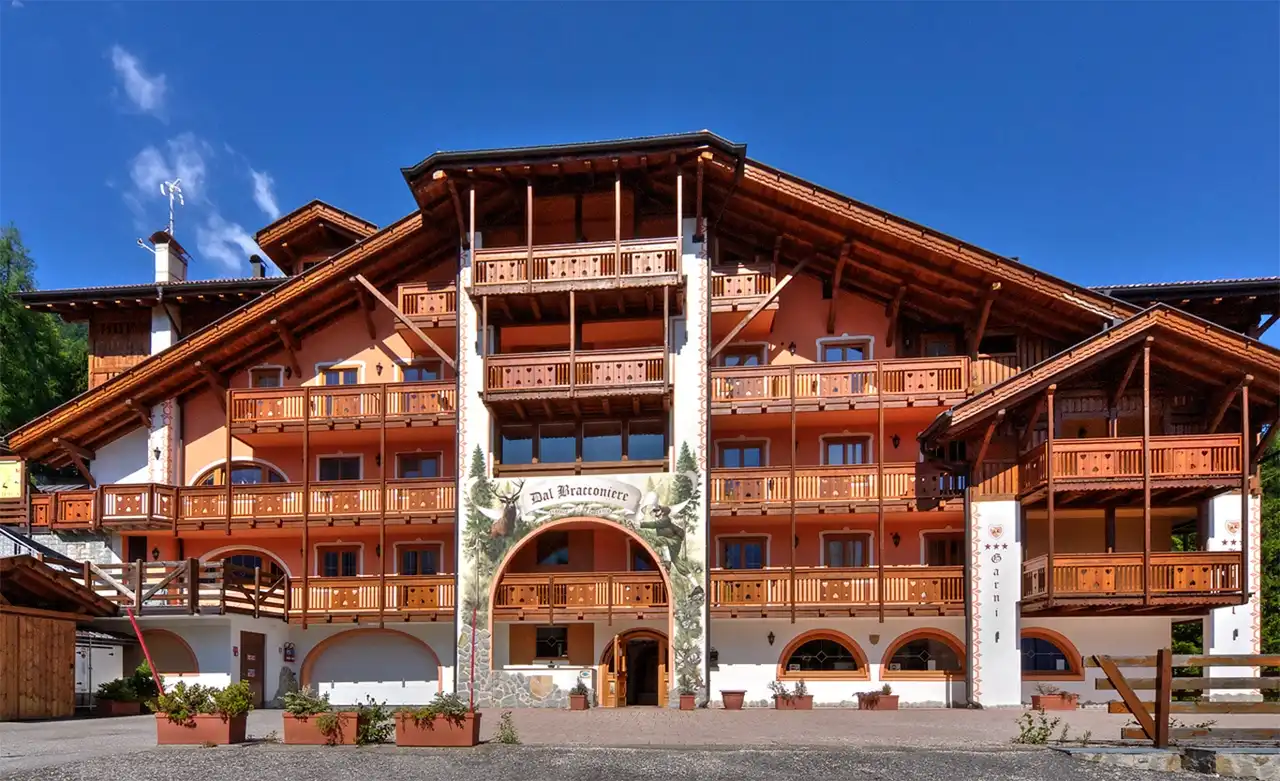 La facciata in legno dell'hotel in estate