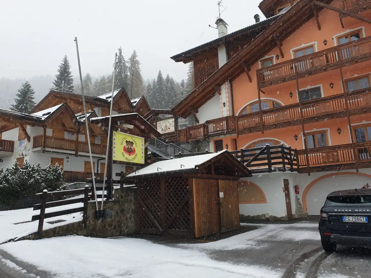 Il lato dell'hotel visto dalla pista