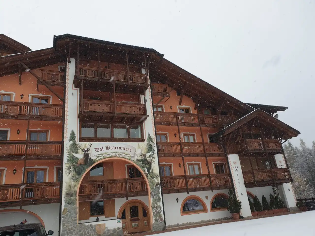 L'hotel in stile tirolese sotto la neve fresca