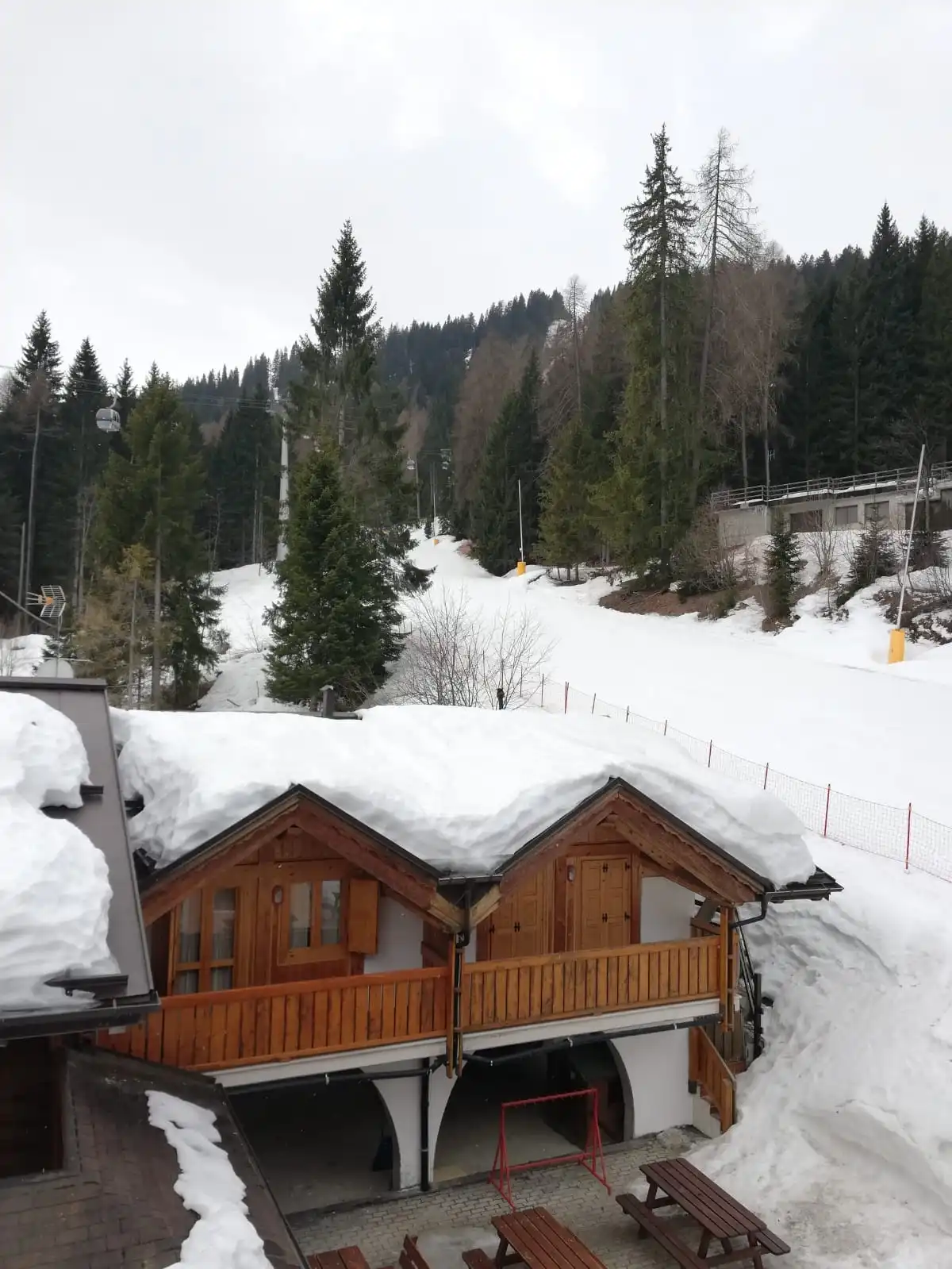L'Hotel Dal Bracconiere sulla neve, con la pista Azzurra che passa accanto alla struttura
