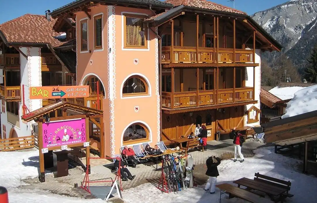 Bambini della scuola di sci davanti all'hotel