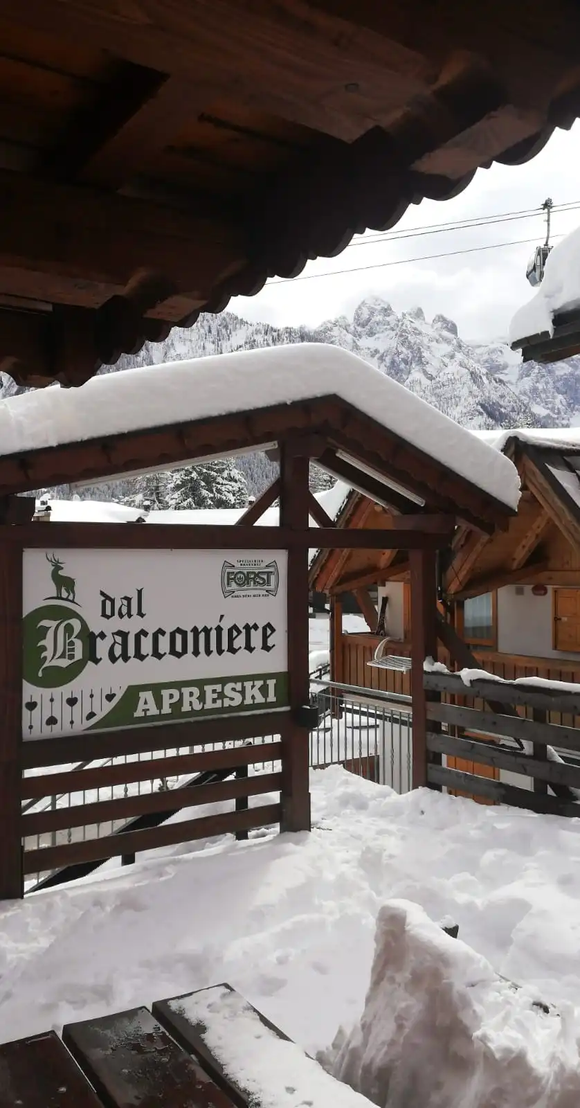 L'insegna in legno dell'hotel