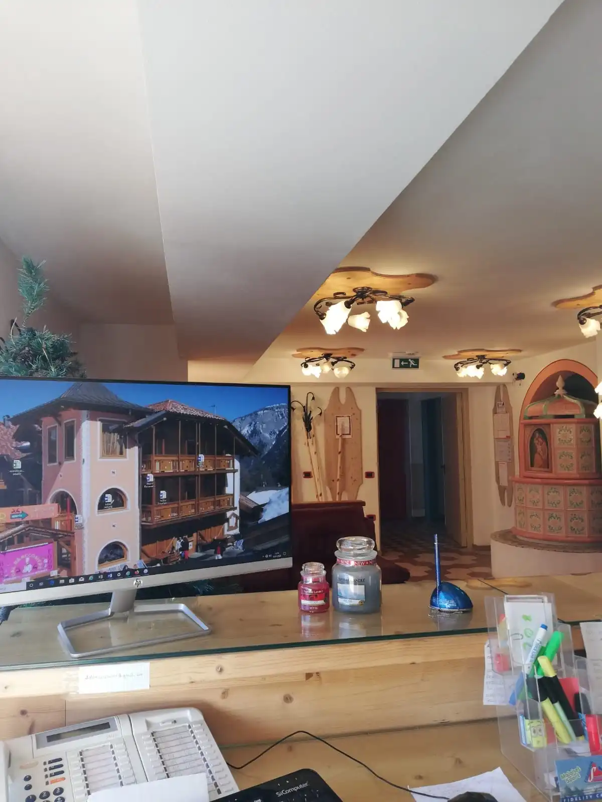 La saletta con la TV e la boiserie in legno dell'hotel
