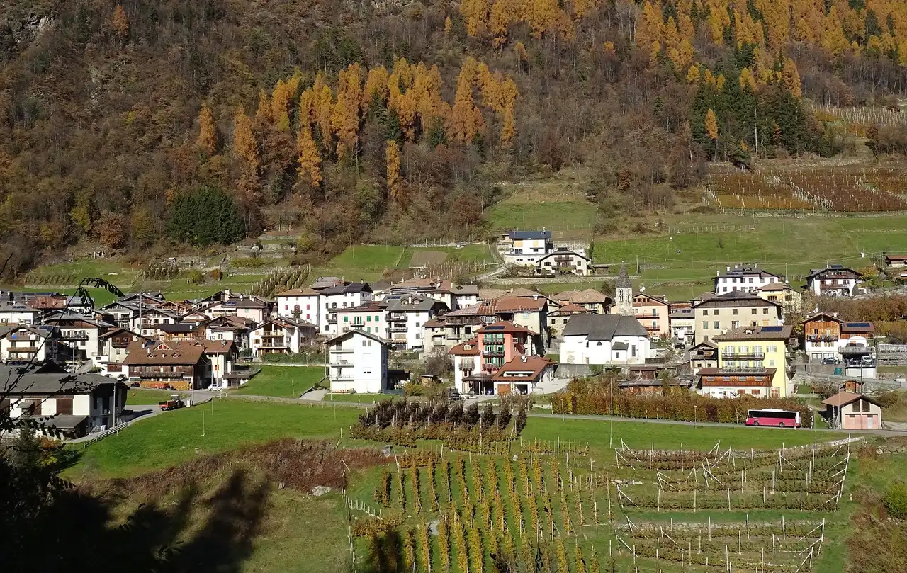 Il paese di Magras, frazione di Malé, con le case e i campi in autunno