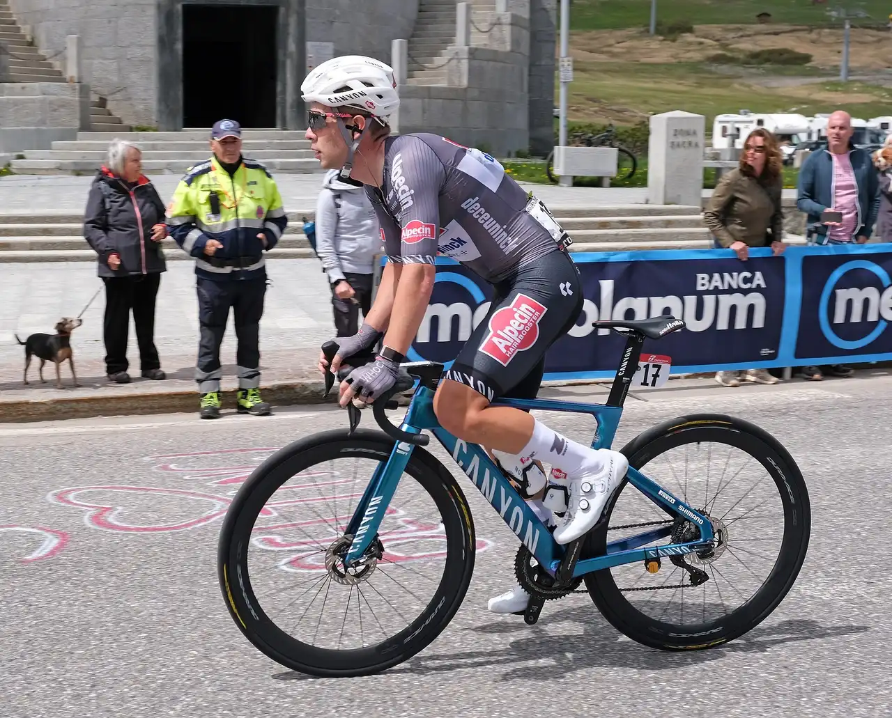 Un ciclista in salita sul Passo del Tonale durante una gara, con il pubblico ai lati