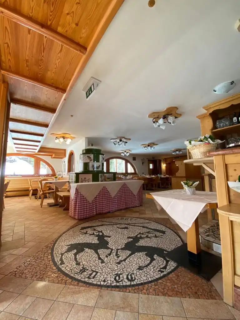 La sala del ristorante con il pavimento decorato