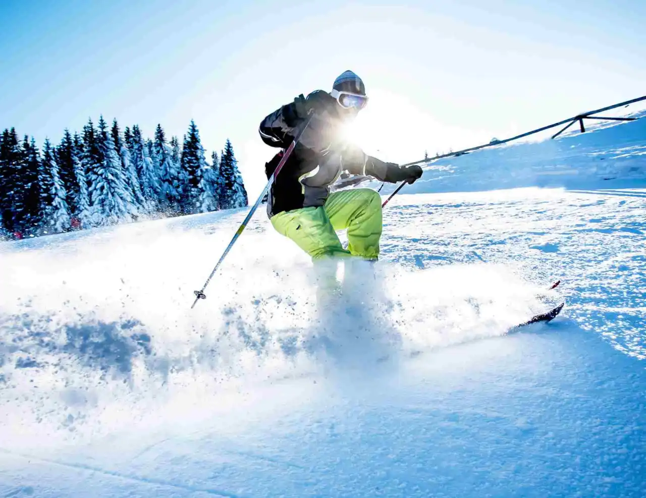 Sciatore in discesa sulla neve battuta di Folgarida